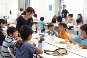 NHK「ニュース7」のお天気おねえさん寺川奈津美さんとNHKラジオの奈良岡希実子さんの2人の気象予報士を講師に三条市水防学習舘で開かれた「わくわくお天気教室」