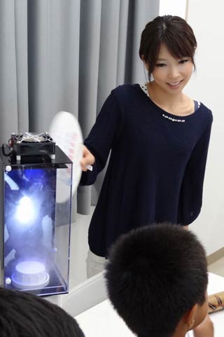 竜巻を起こす装置で実験する寺川さん