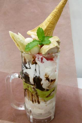 「メガパフェ」（1,300円）