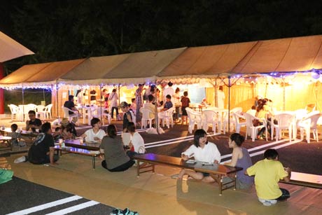 テントの前にはござ席も