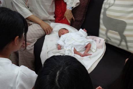 生後わずか5日の赤ちゃんの抱っこも体験
