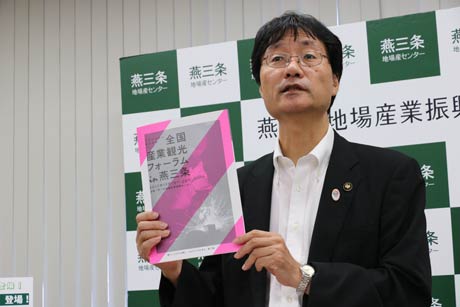  記者会見する燕三条地場産業振興センター理事長の鈴木力燕市長
