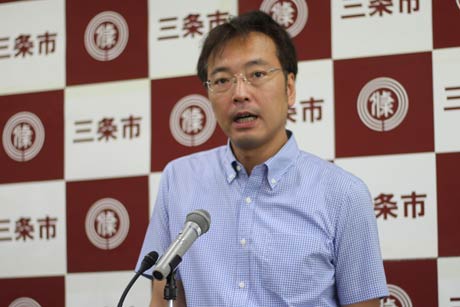 記者会見する国定三条市長