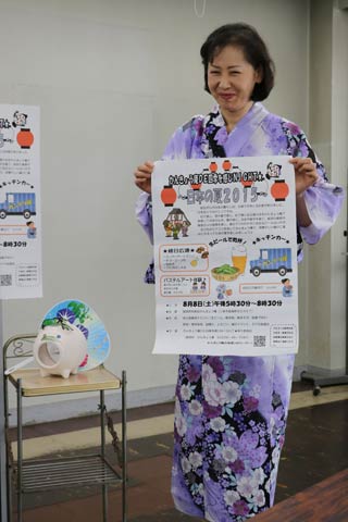 市長記者会見で「かんきょう庵DE四季を感じNIGHT★」の夏編「日本の夏2015」を浴衣姿でPRする職員