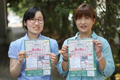 9日の「三条マルシェ～ごった市@ホコテン」のちらしと市の担当課の職員