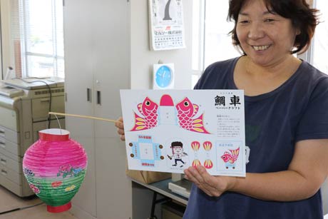  三条中央商店街振興組合事務所で三条マルシェでワークショップを行う鯛車のペーパークラフトと50円で販売するちょうちん