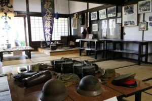 9日から福井旧庄屋佐藤家で開かれる「戦後70年 村に残された戦争の足跡」の展示