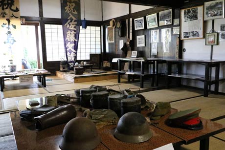 9日から福井旧庄屋佐藤家で開かれる「戦後70年　村に残された戦争の足跡」の展示
