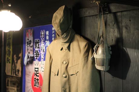  玄関の展示はまるで戦地がら軍人が帰ってきたかのよう