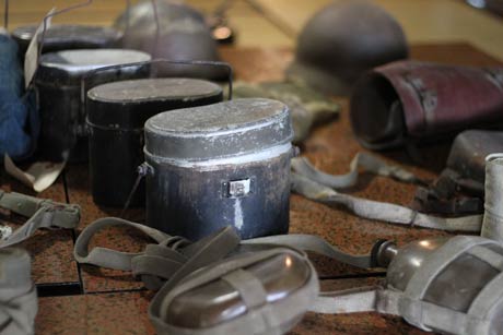  軍の飯ごうや水筒、ヘルメットなどの展示