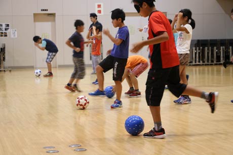 三条市社会福祉協議会のジュニアサマースクールでブラインドサッカーを体験