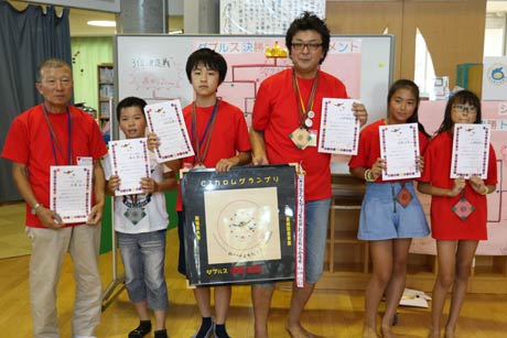 ダブルス3位以上、左から2位の佐藤・塩田ペア「シュガーソルト」、1位の中村・小林ペア「ガチスト」、3位の岡部・川崎ペ「あかりおん」