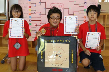 シングルス3位以上、左から2位の川崎朱莉さん、1位の小林秋光さん、3位の中村光貴さん