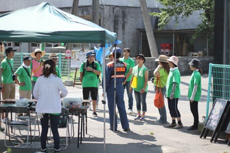 三条マルシェのスタッフに火気の取り扱いや熱中症の予防を指導する三条市消防本部職員