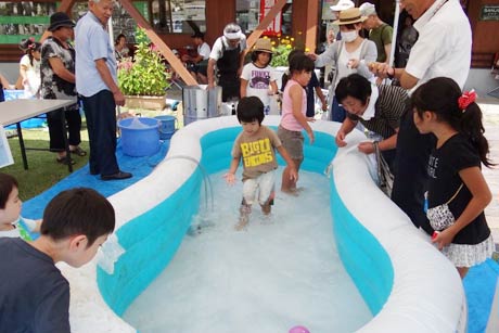 道の駅「漢学の里しただ」の「夏休みは道の駅へ行こう！」でアユつかみ取り