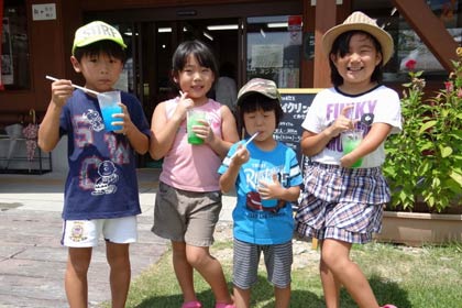 かき氷を食べる子どもたち