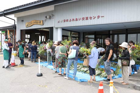 分水ふれあい市で12日の盆花市