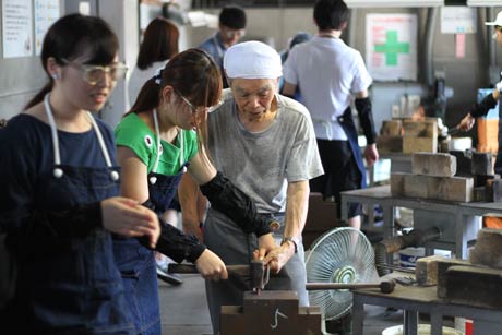  立正大学経済学部の正規授業で三条市を現地調査、三条鍛冶道場で和釘作りを体験