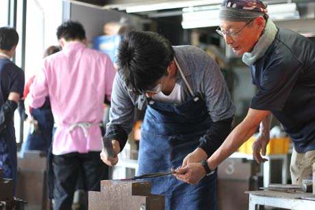 和釘作りに熱中する学生