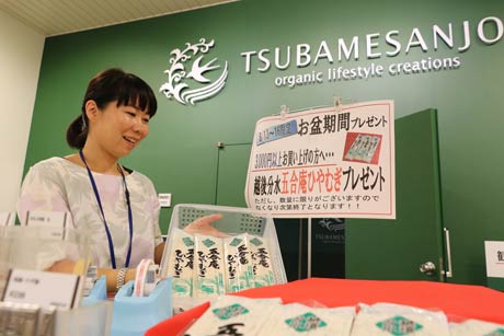 16日まで盆期間プレゼントとして3,000円以上の買い物をした人に燕市で製造された「五合庵ひやむぎ」をプレゼントしている燕三条 Wing