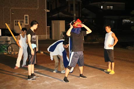  10日夜、下中野町内会館でバラ舞の練習