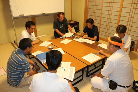 12日夜、町内会館で最後の役員会