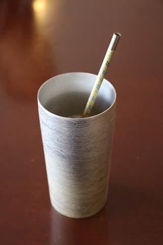 レストラン「メッセピア」のアイスコーヒー、ホリエのチタン製のタンブラーとストラーで提供される