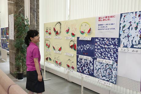 燕西幼稚園の園児が描いた絵画が展示されている協栄信用組合本店営業部