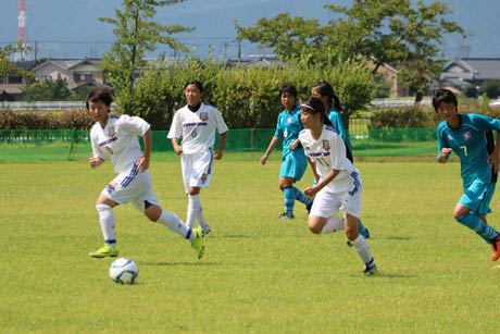 燕市・吉田ふれあい広場で開かれている初めての「JCYレディースサッカーフェスティバル」、グランセナ新潟FCレディース（白のユニホーム）とYSCCコスモスの対戦