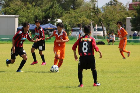 アルビレックス新潟レディースU-15（オレンジのユニホーム）と北海道リラ・コンサドーレの対戦