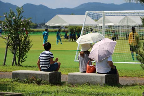 日傘を差して観戦