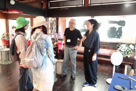来場者に作品を案内する泉田さん