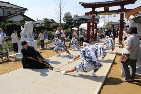 大門口で棒の舞