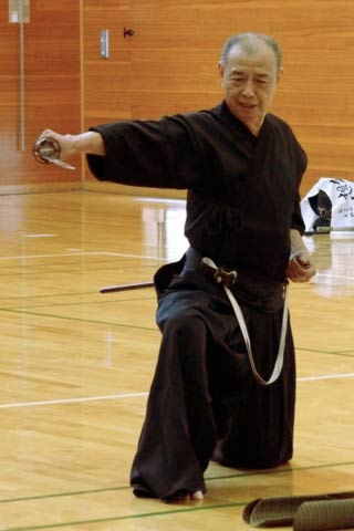  昭和38年度卒業の小杉耐三さんによる抜刀の演舞