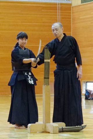 現役部員も日本刀を手に体験