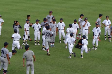 野球セミナーで大学生と中学生が一緒になってウオーミングアップ