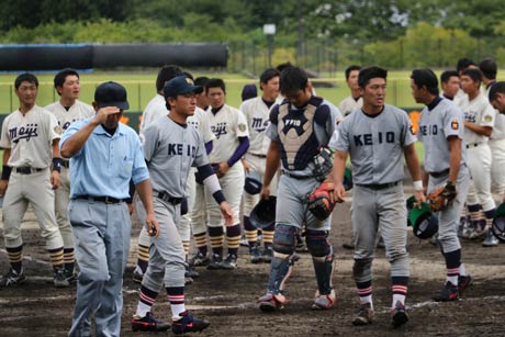 2日目の慶大対明大戦が終わって両部員が整列して握手