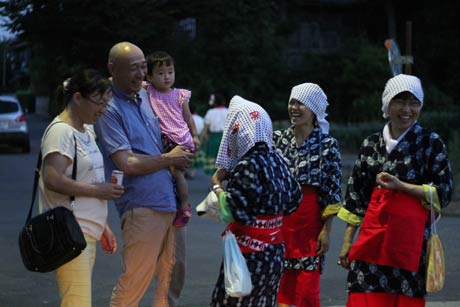 日没とともに打越集落の人や保存会の踊り手が集まってくる