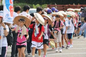 19日、「いい湯らてい」をスタートした「寺小屋つばさ100km徒歩の旅」