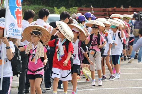 19日、「いい湯らてい」をスタートした「寺小屋つばさ100km徒歩の旅」