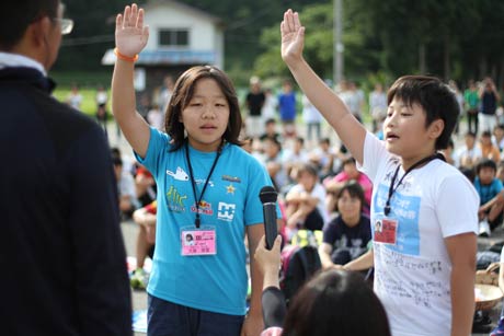 三条市立西鱈田小5年長谷川君と燕市立分水小6年大倉ちゃんが完歩宣言