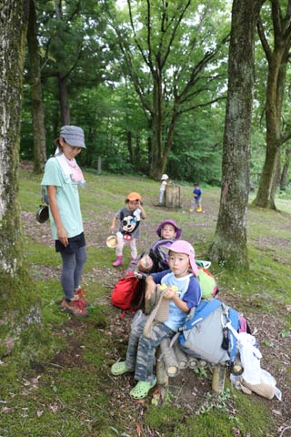 三条の最高気温27.2度にとどまった19日、大崎山で過ごす「Sanjo森のようちえん」の園児