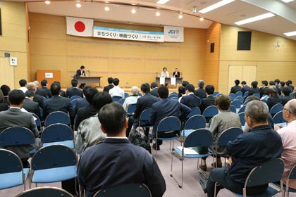 100人余りが聴く