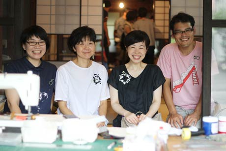 左からイカラシチエ子さん、オガワトモコさん、渋谷裕樹さん、中村良さんで「イカラシトモコの部屋の中」