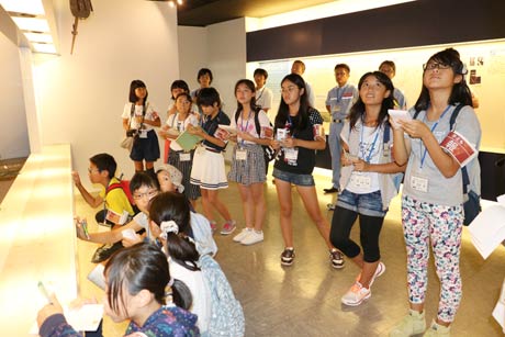 広報「つばめ」子ども版を制作する子ども記者が特別ミッションで大河津分水路をリサーチ、信濃川大河津資料館を取材