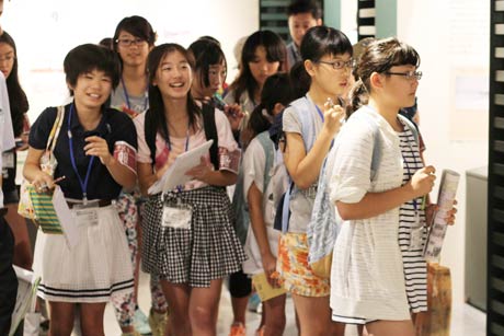 説明を受けながら館内を順に見学