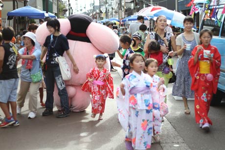 22日開かれた燕笑店街イベント「200メートルいちび」