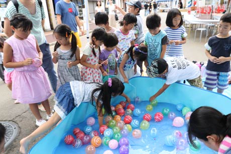 水ヨーヨー釣りに熱中する子どもたち