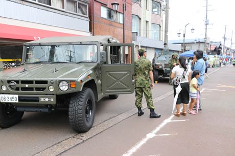 自衛隊車両の展示も人気