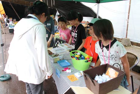 二七の定期市会場で「キッザニアマイスターフェスティバル in 三条」、三条マルシェグッズの販売